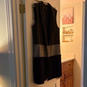 Tahari  (L) Sleeveless Cardigan in color block design dk gray,lt gray, navy